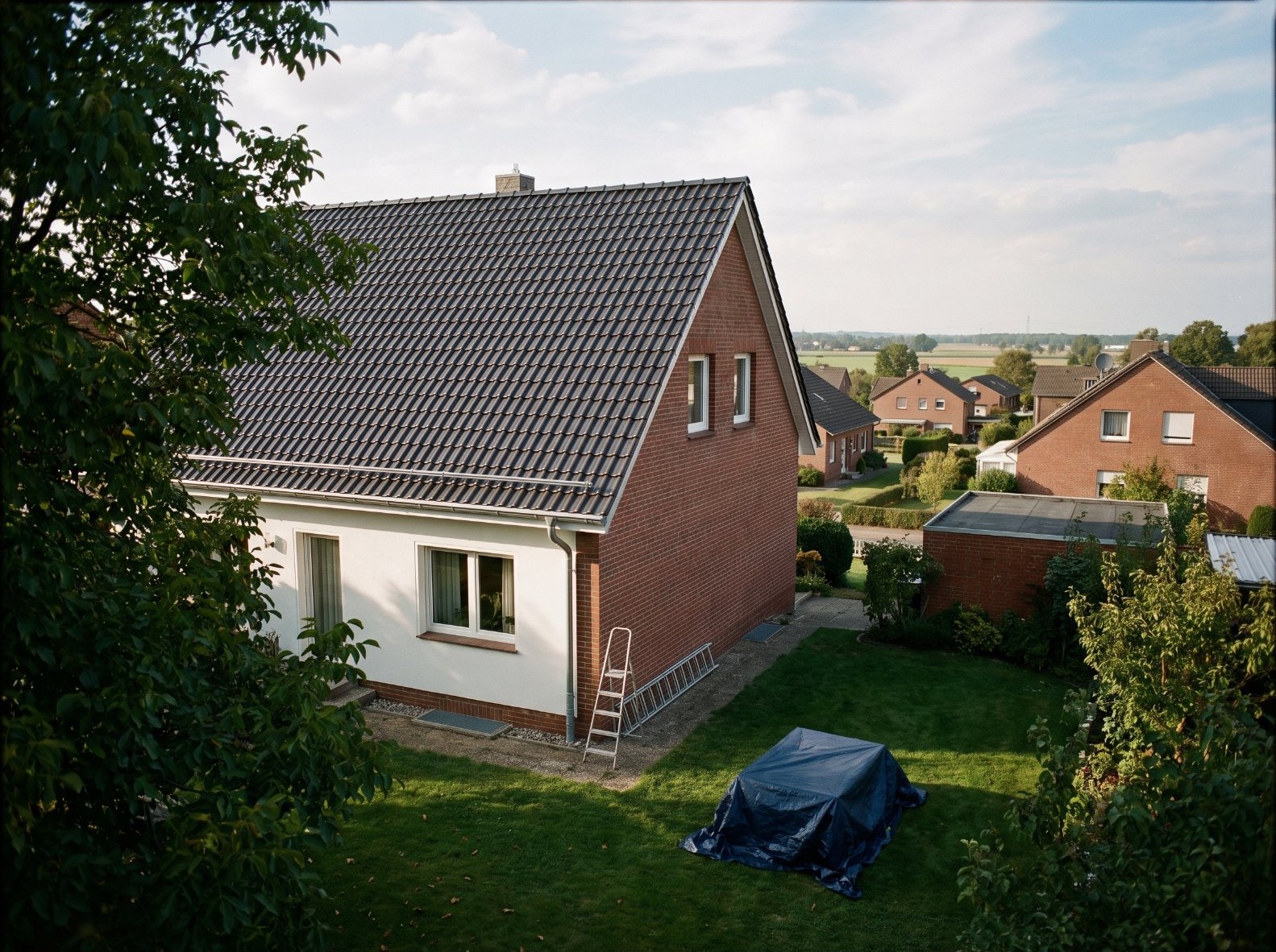 Wohnhaus am Niederrhein mit neu eingedecktem Dach