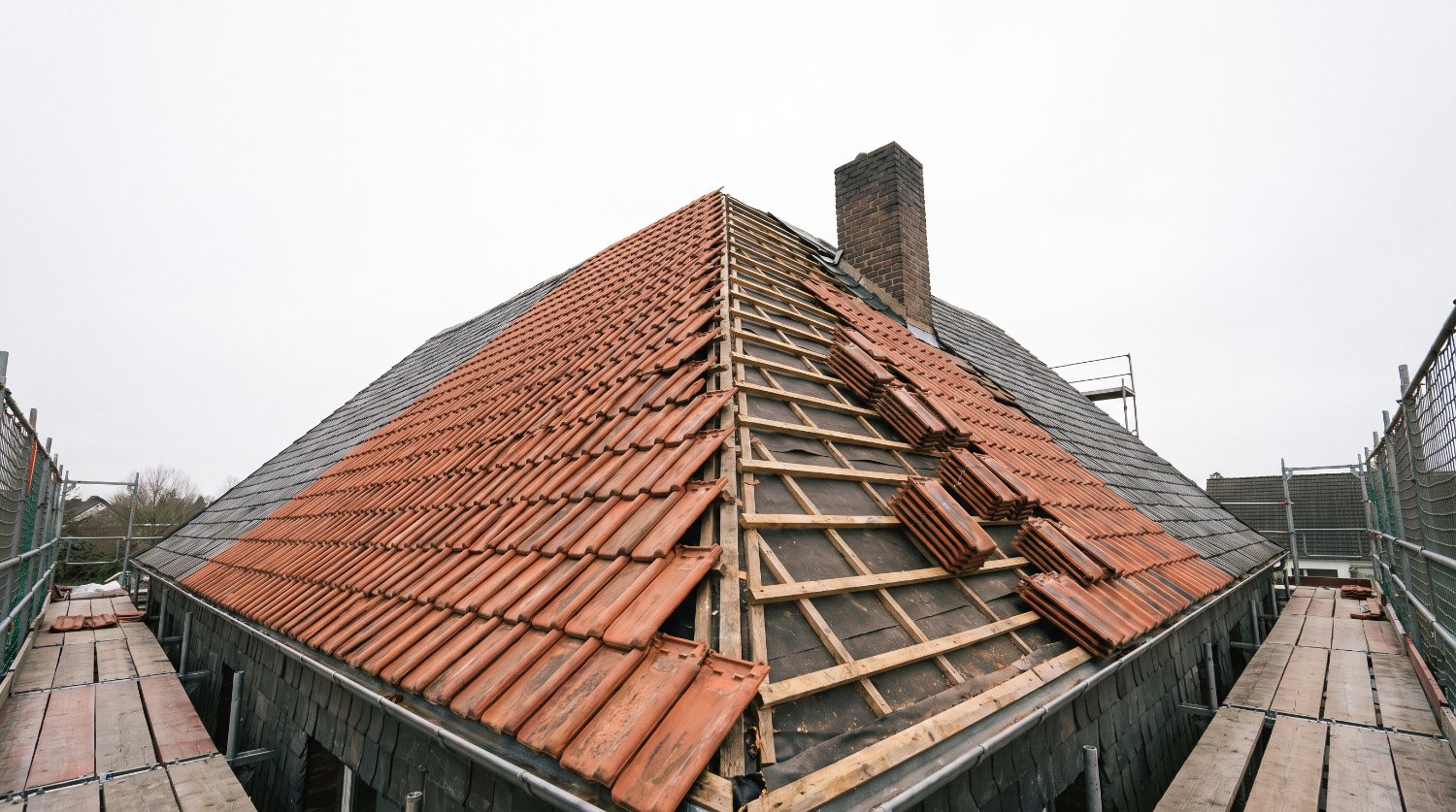 Steildach während der Neueindeckung